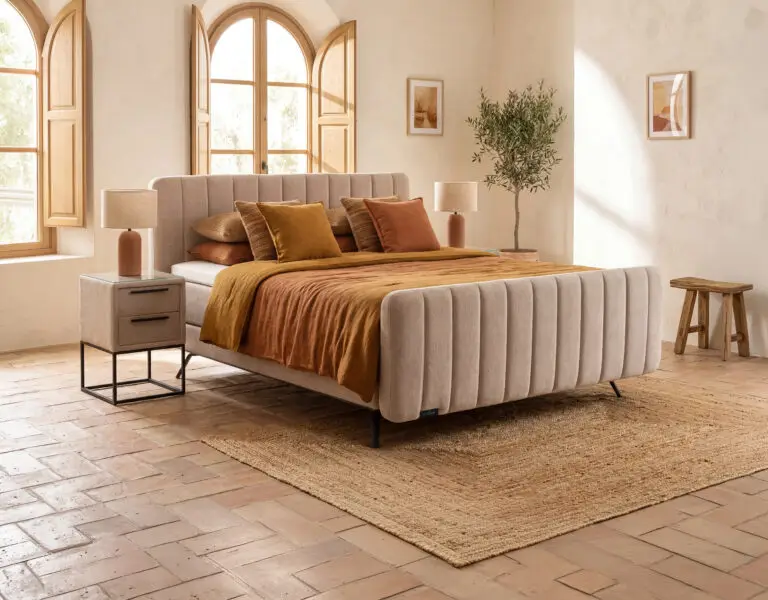 Boxspring Caresse 3460 met gratis voetbord, luxe Gel Foam topper en ergonomische comfortzones in een stijlvolle slaapkamer.