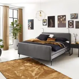 Boxspring Caresse 3010 met gratis voetbord, elektrische tweepersoons boxspring in een slaapkameromgeving.