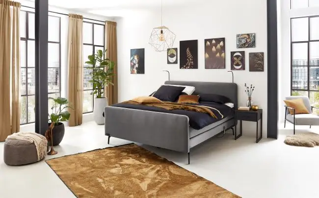 Boxspring Caresse 3010 met gratis voetbord, elektrische tweepersoons boxspring in een slaapkameromgeving.