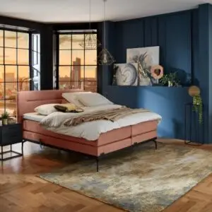 Boxspring Caresse 3300 elektrische tweepersoons boxspring in moderne slaapkameropstelling met gestoffeerd hoofdbord.