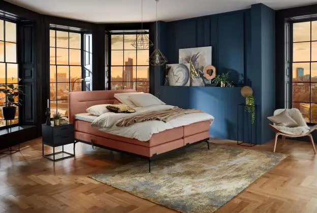 Boxspring Caresse 3300 elektrische tweepersoons boxspring in moderne slaapkameropstelling met gestoffeerd hoofdbord.