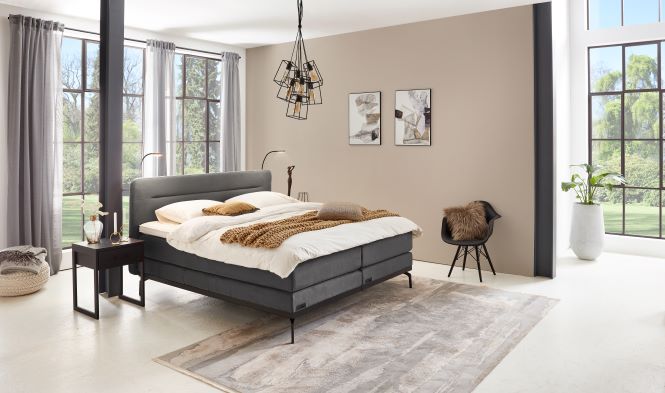Boxspring Caresse 3350 in slaapkameropstelling, gestoffeerd hoofdbord, grijze bekleding, tweepersoonsformaat, moderne stijl