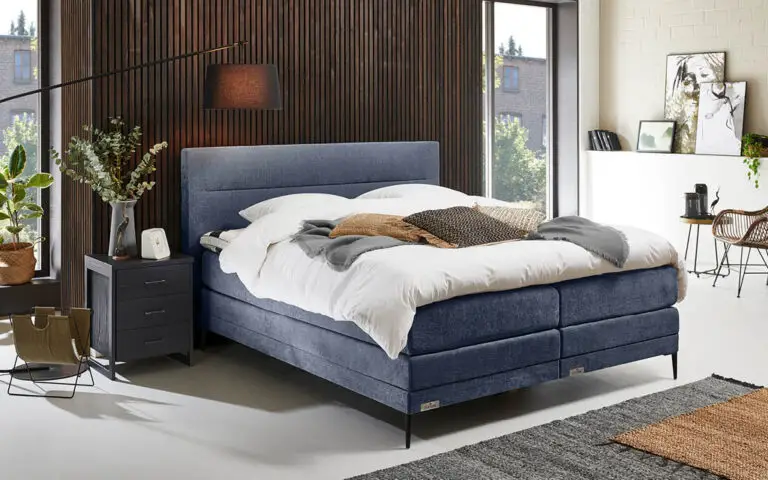 Boxspring Caresse 6850 in grijze stof met hoofdbord en matras, tweepersoonsformaat, geschikt voor diverse afmetingen.