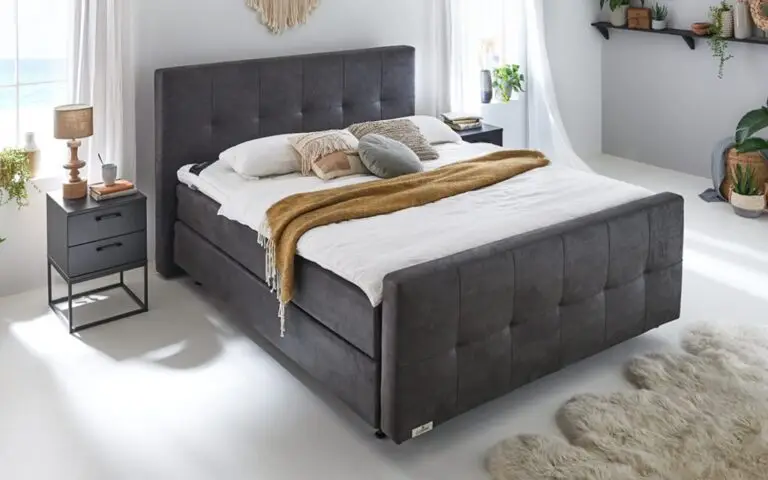 Boxspring Caresse 7060 tweepersoonsbed met gratis voetbord, grijze bekleding, formaat 180x200, comfortabele matrassen.