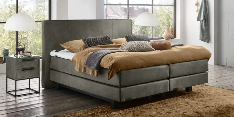 Boxspring Caresse 6050 in slaapkameropstelling met gestoffeerd hoofdbord en matras, verkrijgbaar in diverse maten