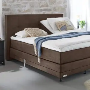 Boxspring Caresse 7000 tweepersoons elektrisch verstelbaar met grijze bekleding en hoofdbord in slaapkameromgeving
