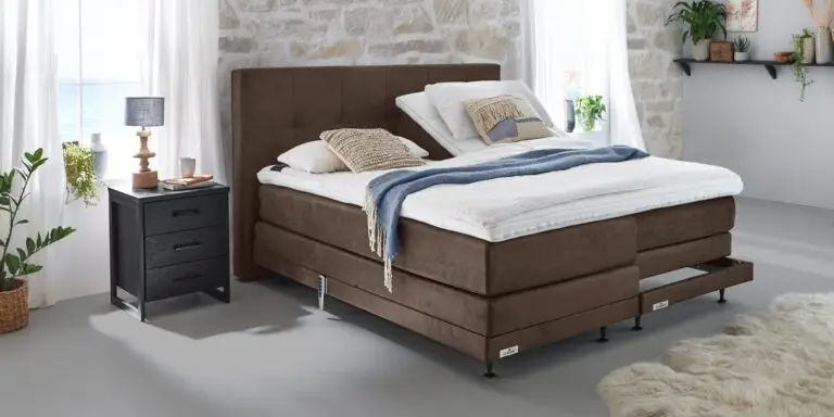 Boxspring Caresse 7000 tweepersoons elektrisch verstelbaar met grijze bekleding en hoofdbord in slaapkameromgeving