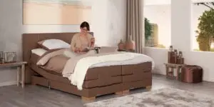 Boxspring Caresse 9300 elektrisch verstelbaar in een moderne slaapkamer, maat 180x210, met luxe hoofdbord en gestoffeerd fram