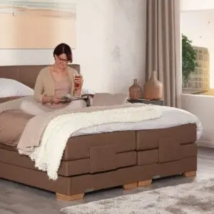 Boxspring Caresse 9300 elektrisch verstelbaar in een moderne slaapkamer, maat 180x210, met luxe hoofdbord en gestoffeerd fram