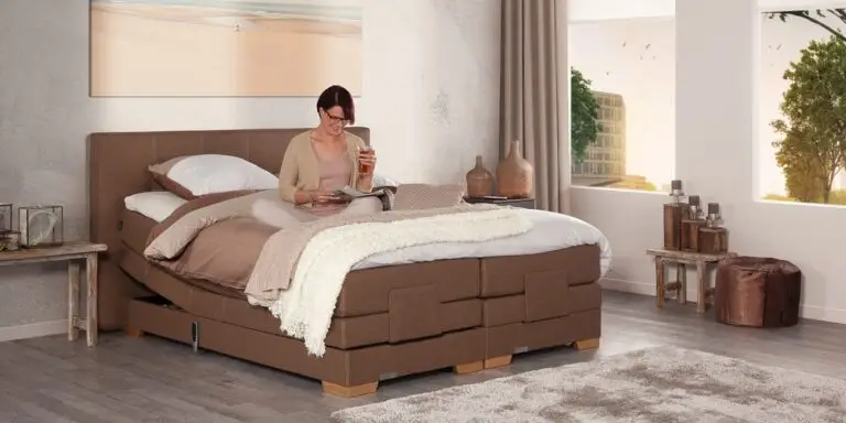 Boxspring Caresse 9300 elektrisch verstelbaar in een moderne slaapkamer, maat 180x210, met luxe hoofdbord en gestoffeerd fram