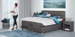 Elektrische Caresse Boxspring 9500 in grijze stof met verstelbare hoofd- en voeteneinden, maat 180x200 cm, inclusief matrasse