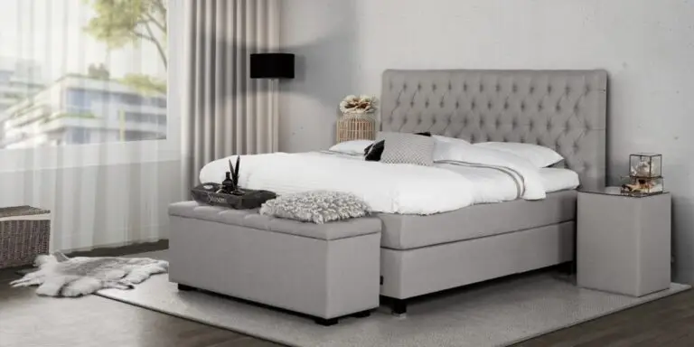 Boxspring Caresse 9850 tweepersoons in grijze stof met hoofdbord en matras, beschikbaar in diverse afmetingen.