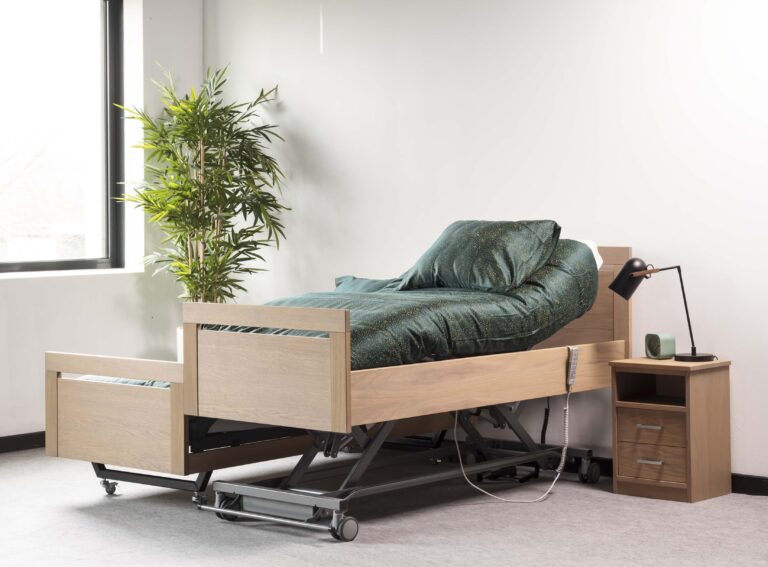 Elba Excellent Hoog-Laag Bed met zijhekken en elektrisch verstelbare functies in een moderne slaapkameromgeving.