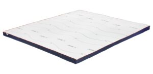 M line Cool Motion Topper Soft met ventilerende hoes op een bed in een minimalistische slaapkameromgeving.
