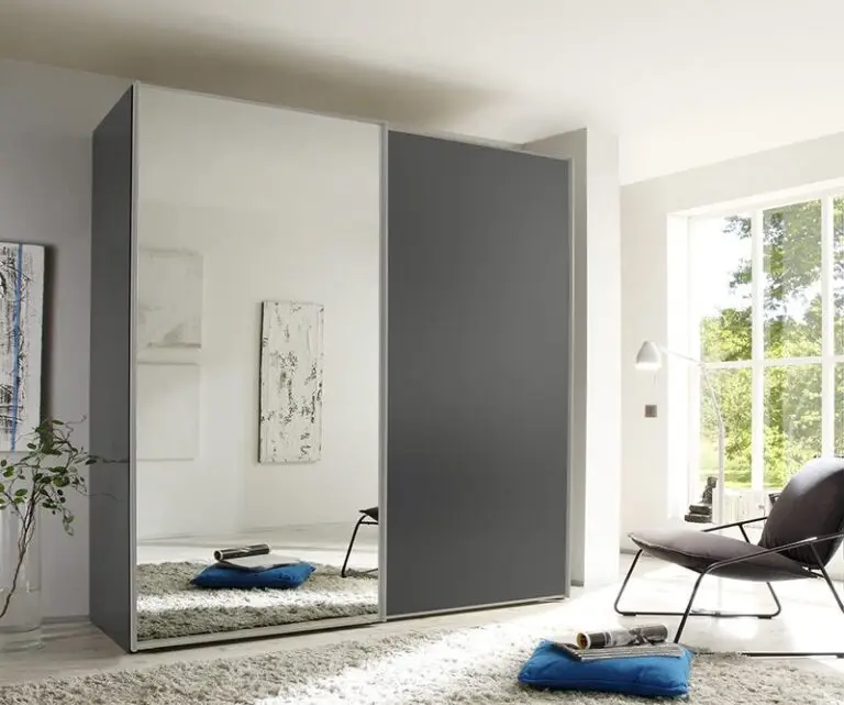 Zweefdeurkast Sinfonie Plus 1 met twee schuifdeuren in een strakke, moderne stijl voor praktische slaapkameropslag.