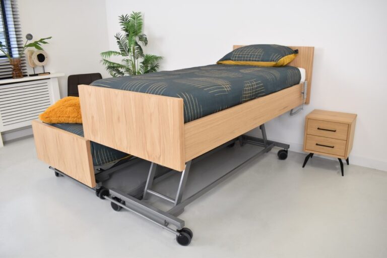 Elba Livorno Hoog-Laag Bed, elektrisch verstelbaar zorgbed met houten frame, ideaal voor thuiszorg en senioren.
